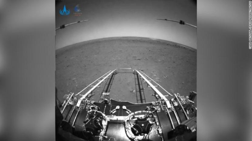 China telah merilis gambar pertama yang diambil oleh robot penjelajah Mars, Zhurong. gambar menunjukkan jalan yang digunakan dan permukaan datar Mars tempat Zhurong mendarat pada hari Sabtu (16/5).