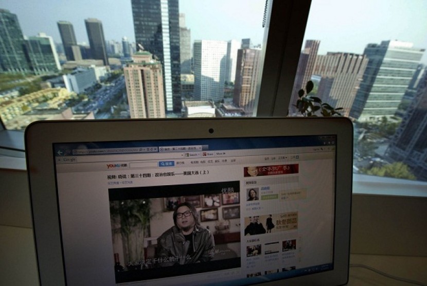 Chinese pop musician Gao Xiaosong, shown on a computer screen in Beijing, China, Monday, Nov. 5, 2012, speaks in his online talk show posted on the popular video-sharing site Youku.com.   