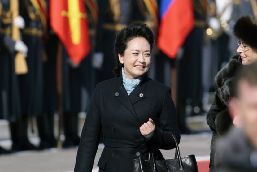Chinese President Xi Jinping's wife Peng Liyuan smiles after arriving at the government airport Vnukovo II, outside Moscow, Russia, on March 22. 