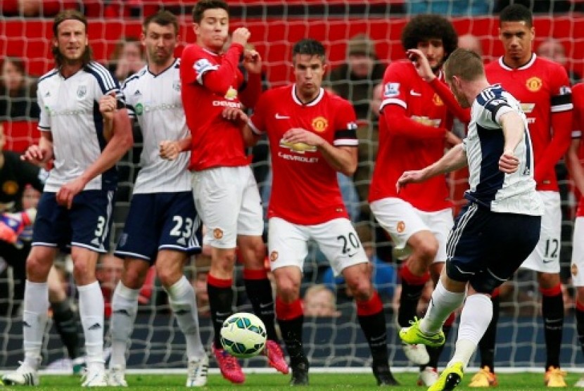 Chris Brunt melepaskan tendangan bebas yang mengenai Jonas Olsson dan berbuah gol untuk West Bromwich Albion ke gawang Manchester United.