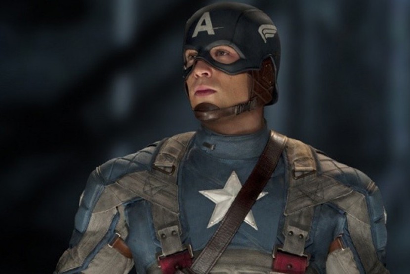 Chris Evans sebagai Captain America. Menurut Evans, kostum Captain America paling jelek dibandingkan Avengers lainnya.