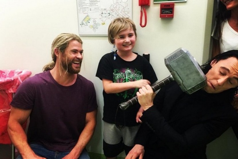 Chris Hemsworth dan Tom Hiddleston tertawa saat menghibur pasien anak-anak di RS Lady Cilento di Brisbane Australia.
