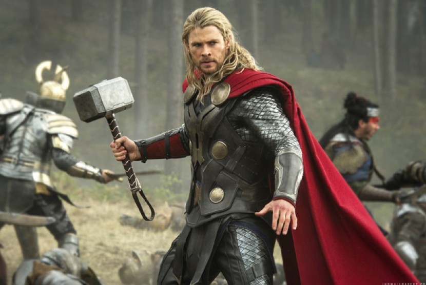 Chris Hemsworth pemeran Thor. Hemsworth mengungkap ada grup chat Avengers yang berisi enam pemain The Avengers.