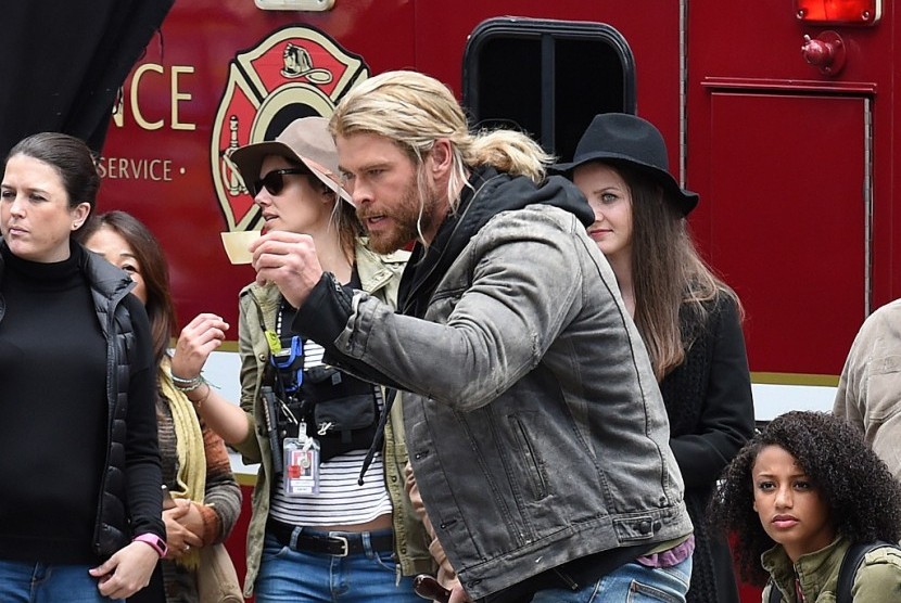 Chris Hemsworth (tengah) dalam syuting film Thor: Ragnarok.