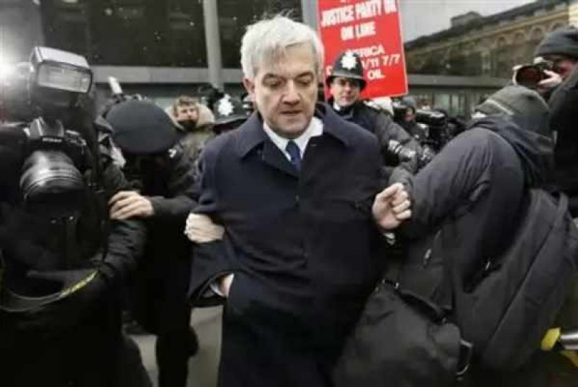 Chris Huhne, Britain's former energy secretary, arrives for sentencing at Southwark Crown Court in London March 11, 2013.