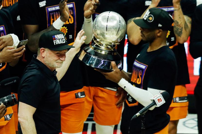 Chris Paul (kanan) memegang trofi juara Wilayah Barat NBA dengan menaklukkan Los Angeles Clippers 130-103 pada gim keenam. Suns memastikan satu tiket ke final NBA dengan hasil ini.