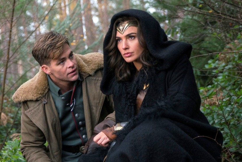 Chris Pine (kiri) dan Gal Gadot dalam film Wonder Woman. 