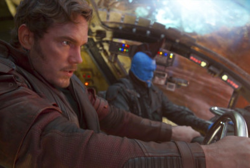 Chris Pratt (kiri) dan Michael Rooker dalam salah satu adegan film Guardians Of The Galaxy Vol 2.