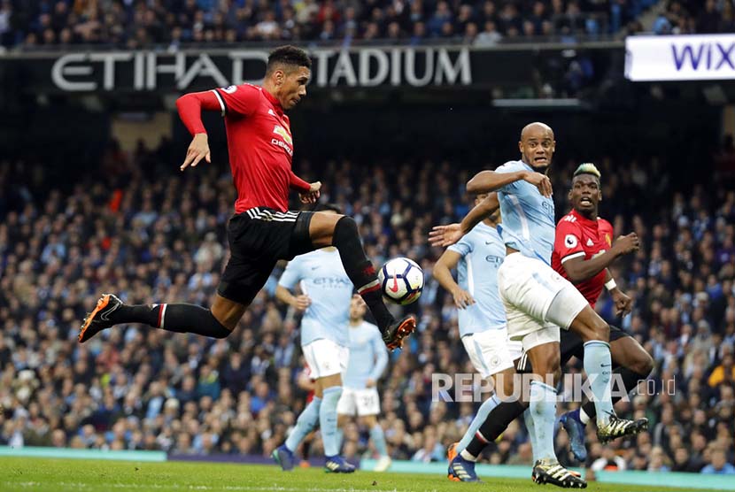 Chris Smailling mencetak gol kemenangan Manchester United ke gawang City pada laga derby Manchester di Etihad Stadium, Ahad (8/4) dini hari. 