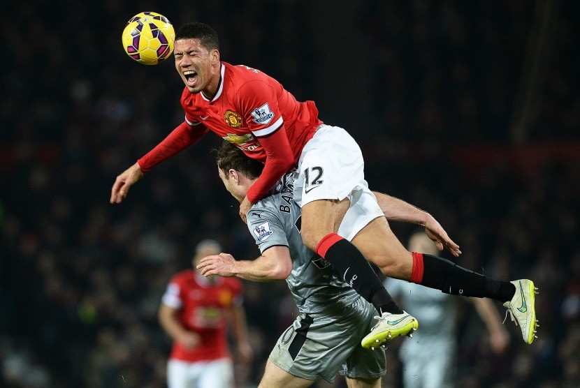 Chris Smalling (atas) 