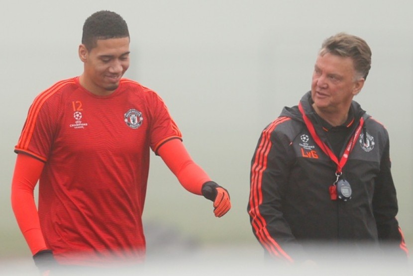 Chris Smalling (kiri) dan Louis Van Gaal