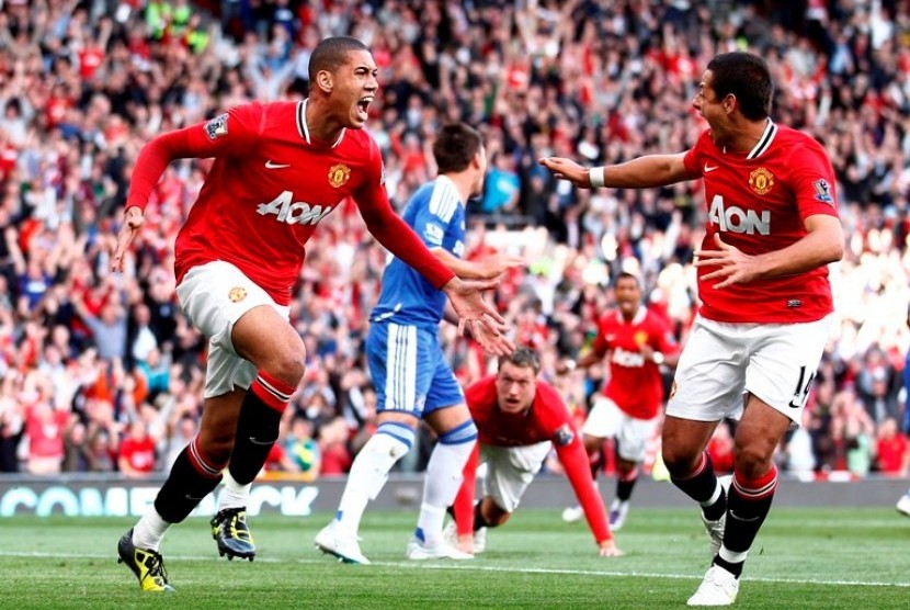 Chris Smalling (kiri) merayakan gol bersama rekannya Javier Hernandez