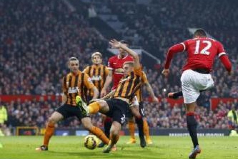 ChrisSmalling (kanan) saat mencetak gol pembuka Manchester United ke gawang Hull City, Sabtu (29/11).