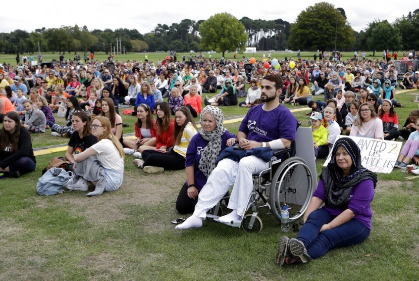 CHRISTCHURCH. Orang-orang berkumpul di Hagley Park untuk melaksanakan March for Love sebagai penghormatan pada korban terorisme di Christchurch, Selandia Baru, Sabtu (23/3) waktu setempat.