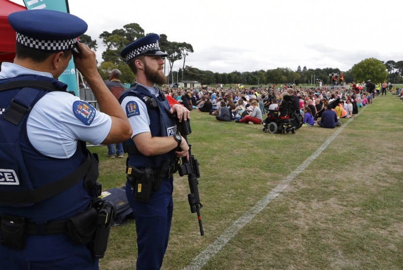 Selandia Baru Siaga Hadapi Ancaman Teror Dua Masjid. Orang-orang berkumpul di Hagley Park untuk melaksanakan March for Love sebagai penghormatan pada korban terorisme di Christchurch, Selandia Baru tahun lalu.
