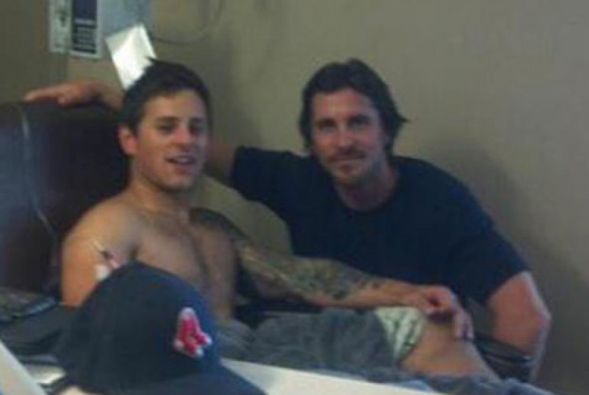 Christian Bale bersama salah satu korban selama penembakan di gedung bioskop, Aurora, Colorado AS, yang tengah dirawat di rumah sakit