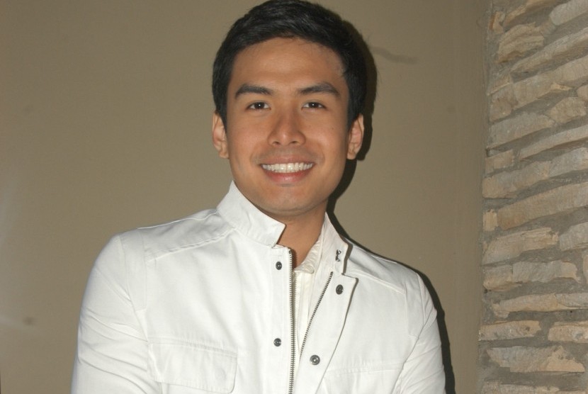 Christian Bautista berkolaborasi dengan Delon membawakan lagu We Are Here.