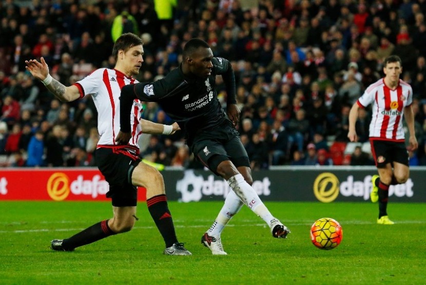 Christian Benteke (baju hitam).