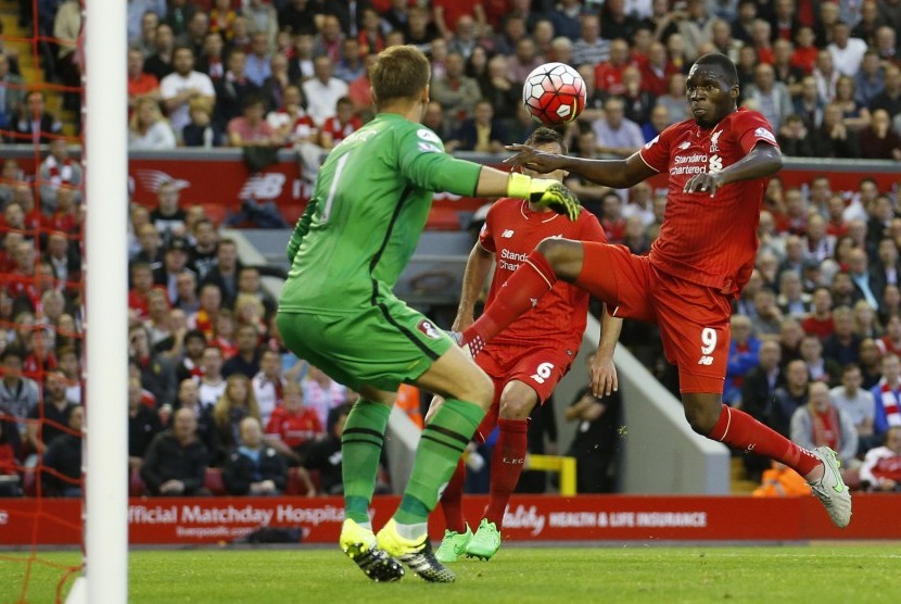 Christian Benteke mencetak gol pertama buat Liverpool saat menghadapi Bournemouth di Anfield