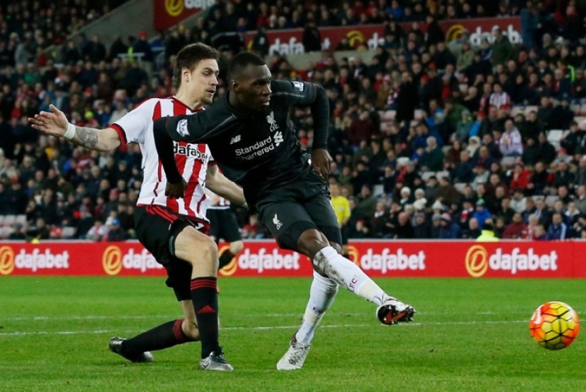 Christian Benteke saat mencetak gol ke gawang Sunderland.