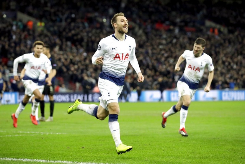 Christian Eriksen merayakan golnya ke gawang Inter Milan.