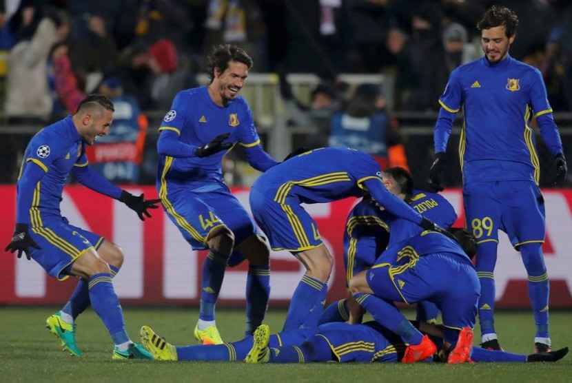 Christian Noboa (berbaring) merayakan gol kemenangan Rostov atas Bayern Muenchen yang dicetaknya bersama rekan-rekannya.