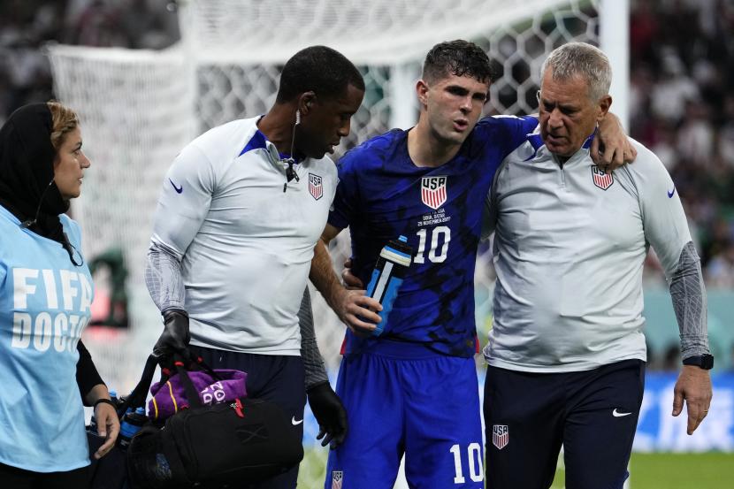 Christian Pulisic dari Amerika Serikat tertolong keluar lapangan setelah mengalami cedera saat pertandingan sepak bola grup B Piala Dunia antara Iran dan Amerika Serikat di Stadion Al Thumama di Doha, Qatar, Selasa, 29 November 2022. 