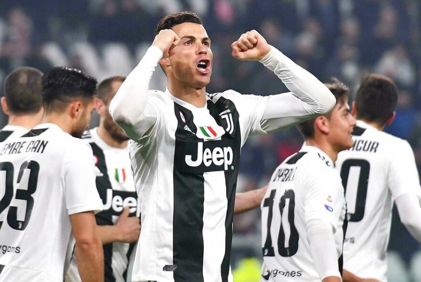 Christiano Ronaldo bergembira usai mencetak gol ke gawang Frosinone, Sabtu (16/2), di Stadium Allianz, Turin, Italia.