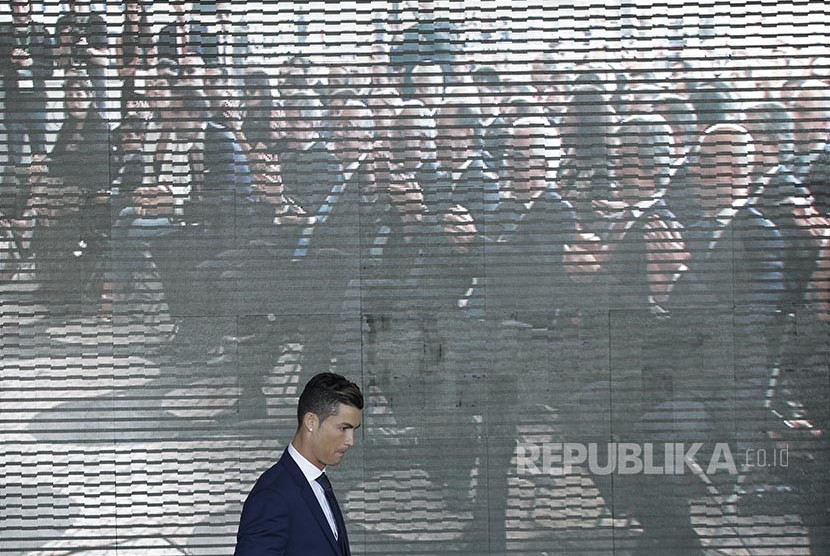 Cristiano Ronaldo usai menyampaikan sambutan pada acara penggantian nama Bandara Internasional Madeira, Portugal