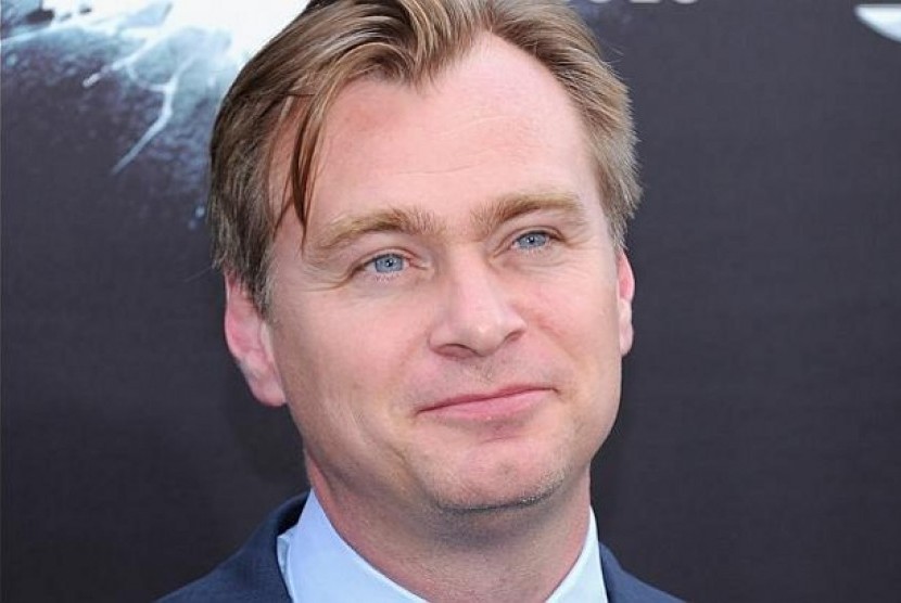 Christoper Nolan. Nolan membantah akan menyutradarai film James Bond berikutnya.