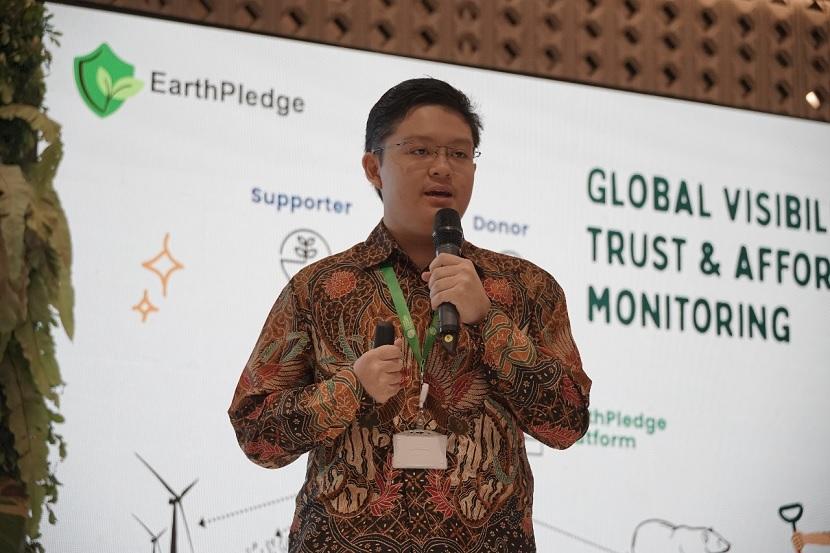 Christopher Ginting, Founder of EarthPledge, addresses the audience at the Indonesia International Sustainability Forum (ISF) 2024. During the forum, EarthPledge launched its global platform aimed at fostering collaboration on environmental and sustainability efforts. The platform connects community-driven initiatives with global supporters, utilizing advanced technology to ensure measurable environmental impact.