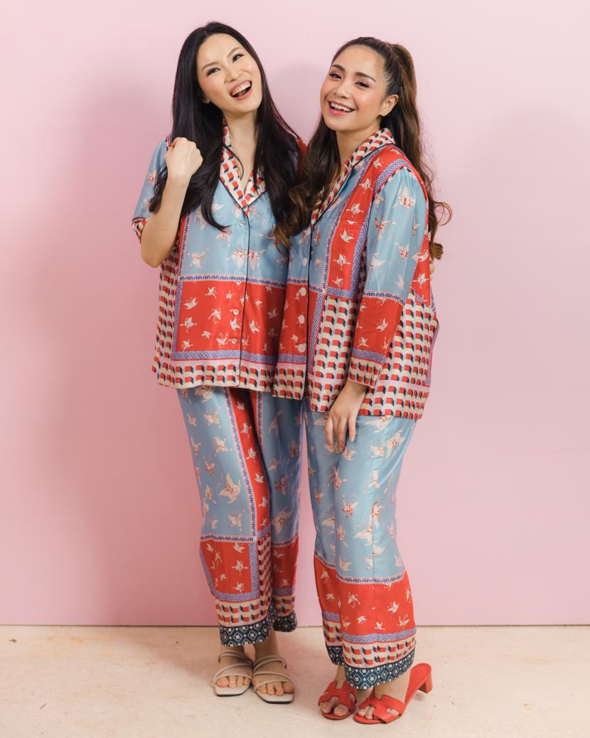 Chyntia Tan (kiri) dan Nagita Slavina (kanan) berpose dengan memakai produk baju tidur Claire.