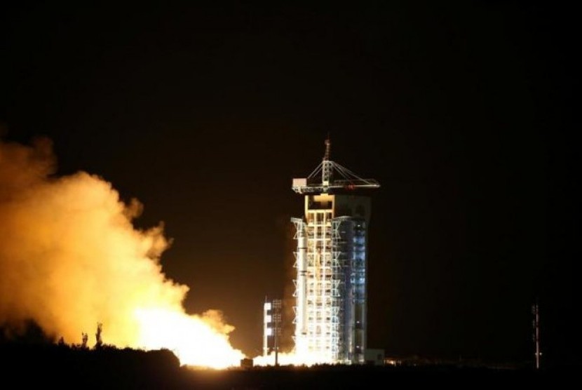 Cina meluncurkan Shijian-13 sebagai satelit komunikasi pertama berkemampuan tinggi. Satelit ini juga merupakan satelit pertama Cina yang bertenaga listrik.