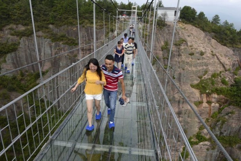 Cina memperkenalkan wahana baru, yakni jembatan gantung yang terbuat dari kaca. Jembatan tersebut terbentang sejauh 300 meter di atas ketinggian 180 meter di Shiniuzhai National Geological Park, Provinsi Hunan. 