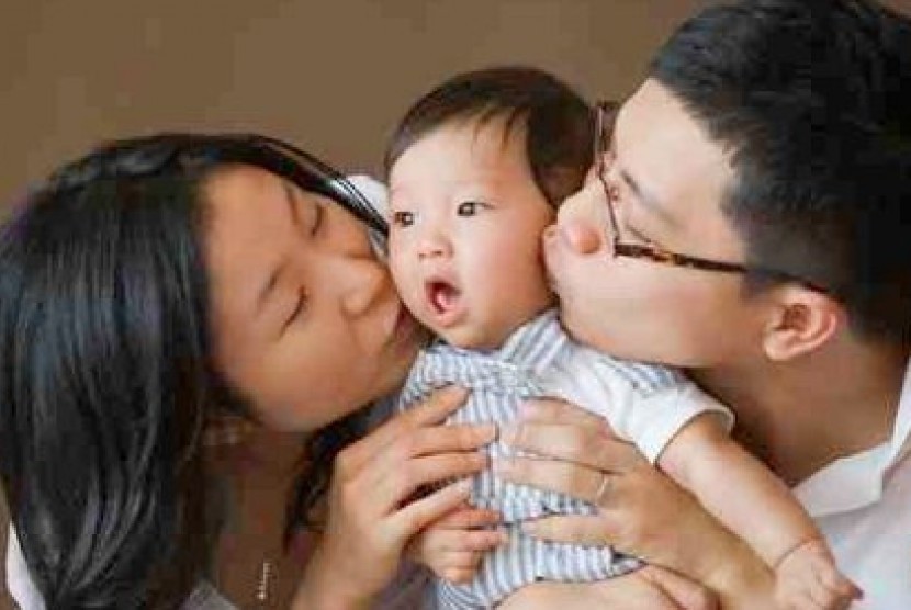 Cina menetapkan kebijakan satu anak pada akhir 1970-an. Pemerintah akan melonggarkan atura kontroversial itu dan suami istri di Cina akan diperbolehkan memiliki dua anak jika salah satu orang tuanya adalah anak tunggal.