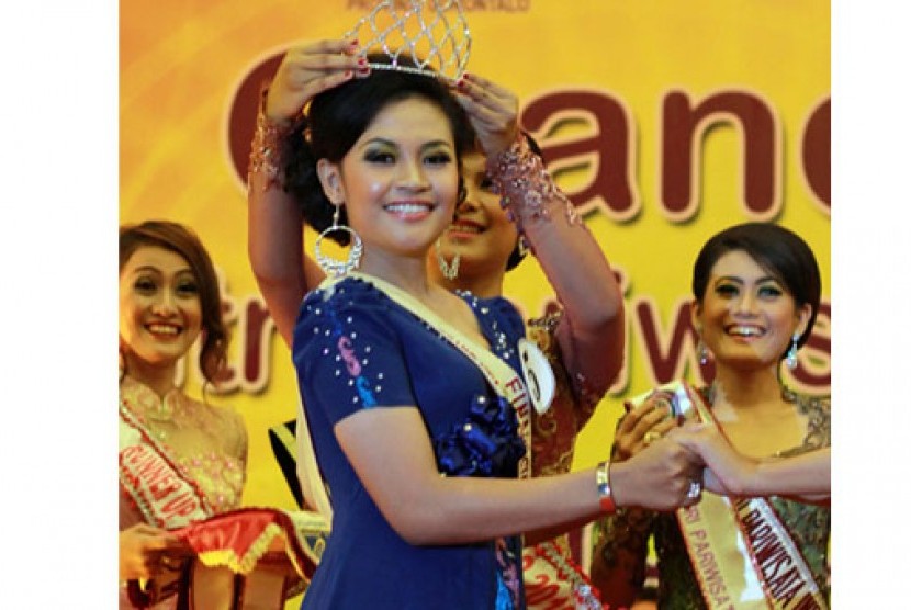 Cindi Pratiwi Handayani Husain menerima Mahkota Puteri Pariwisata Indonesia Provinsi Gorontalo 2013 di Kota Gorontalo, Sabtu (25/5).