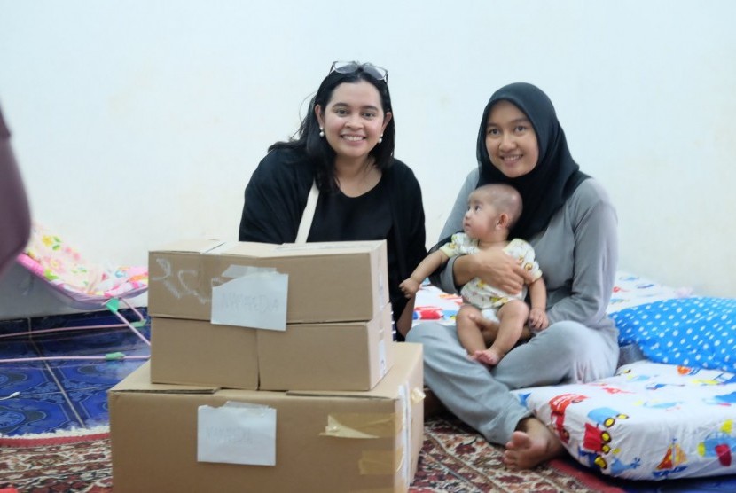 Cindy Charlotta selaku Founder Mamapedia memberikan bantuan kepada ibu dari Ayesha, Siti Faujiah.