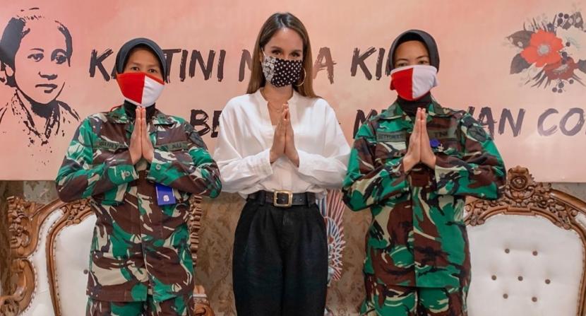 Cinta Laura berpartisipasi menyerukan Gerakan Memakai Masker (Gemas) Indonesia.
