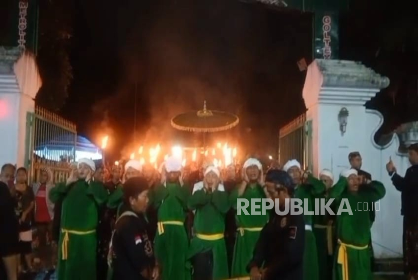 Tradisi Adzan Pitu, yakni mengumandangkan adzan oleh tujuh orang secara bersamaan. Tradisi itu terkait dengan kejadian di masa lalu, dimana wabah melanda Cirebon hilang dengan Adzan Pitu. 
