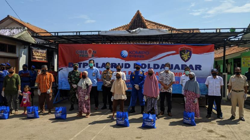 Cirebon Power membagikan bantuan berupa 500 paket sembako kepada masyarakat terdampak Covid-19, yang tinggal di dua desa di sekitar wilayah pembangkit, Rabu (11/11)