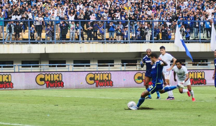 Ciro Alves mencetak gol kedua Persib Bandung melalui titik penalti pada laga Liga 1 Indonesia melawan Rans Nusantara di Stadion GBLA, Bandung, Ahad (4/9/2022).