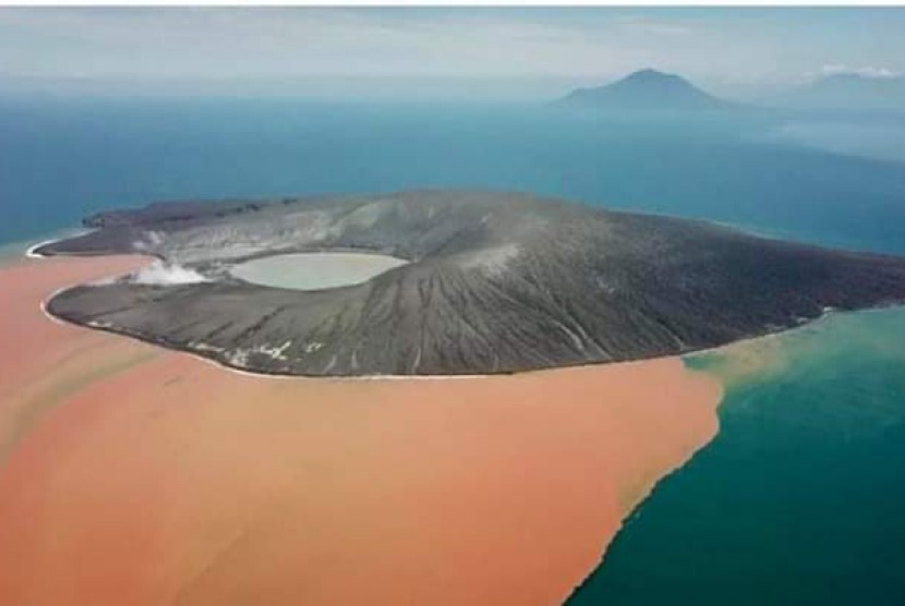 Citra Gunung Anak Krakatau yang diunggah oleh Earth Uncut TV, tampak air laut berwarna jingga kecokelatan.