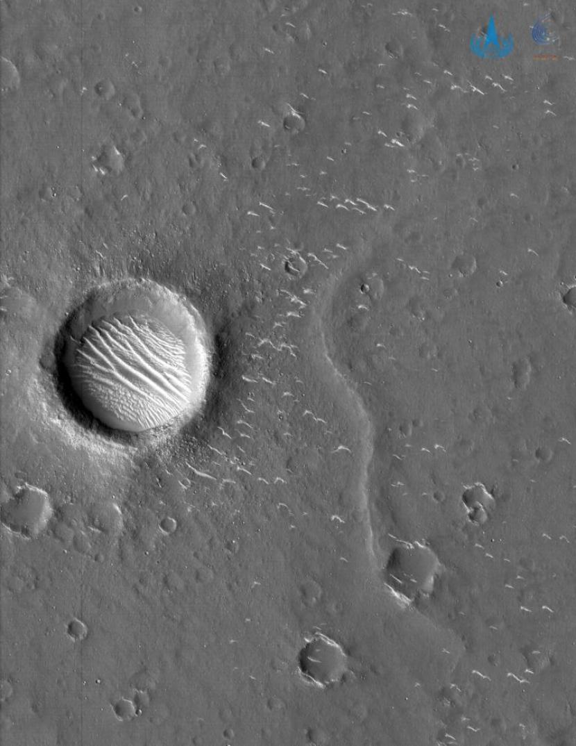Citra kawah di Mars yang difoto oleh Tianwen 1.