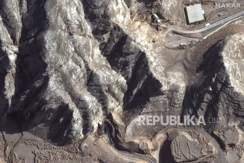 Citra satelit dari Maxar Technologies menunjukkan jalur terowongan di Pusat Tekonologi Nuklir Isfahan di Iran, Selasa (24/6/2025) setelah serangan udara terbaru. 