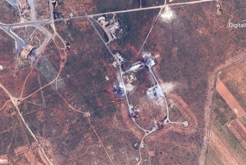 Citra satelit DigitalGlobe pada 7 April 2017 menunjukkan bangunan yang hancur di bagian tenggara pangkalan udara Shayrat, Suriah akibat diserang rudal tomahawk AS.