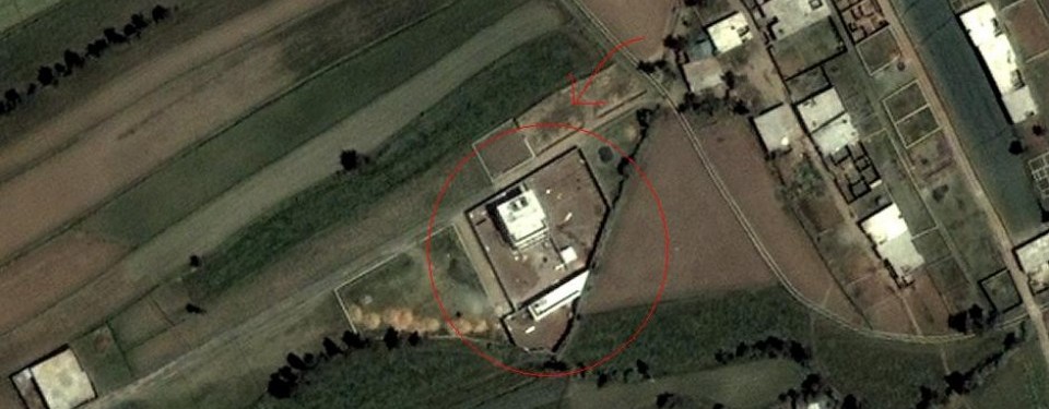 Citra satelit tentang lokasi rumah persembunyian Osama bin Laden (dilingkari merah).