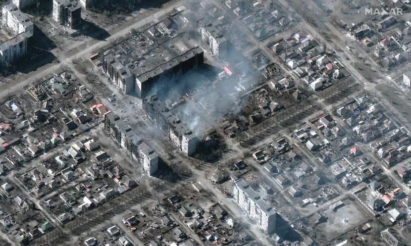 Citra satelit yang disediakan oleh Maxar Technologies ini menunjukkan gedung apartemen yang terbakar dan hancur di Mariupol, Ukraina Selasa, 22 Maret 2022. 