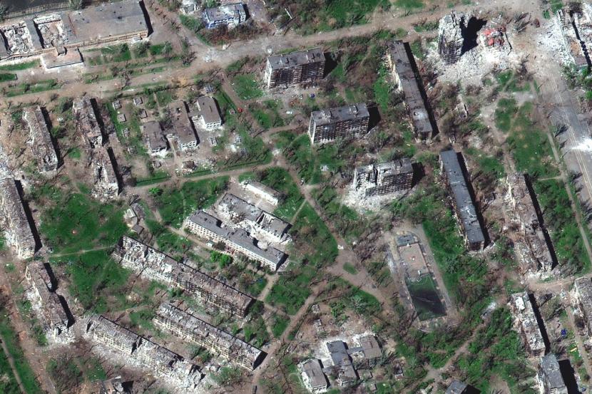 Citra satelit yang disediakan oleh Maxar Technologies ini menunjukkan kerusakan parah pada bangunan apartemen tempat tinggal di Mariupol, Ukraina, pada 29 April 2022.