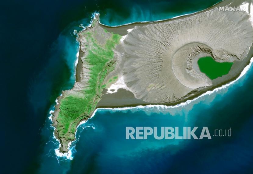  Citra satelit yang disediakan oleh Maxar Technologies ini menunjukkan pandangan lebih dekat dari gunung berapi Hunga Tonga Hunga Ha
