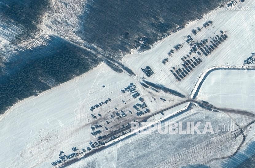 Citra satelit yang disediakan oleh Maxar Technologies menunjukkan pasukan dan peralatan di Rechitsa, Belarusia, di utara perbatasan dengan Ukraina. 